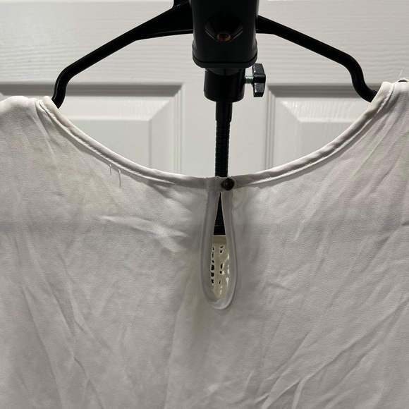 🛑 Xhilaration White Sleeveless Lace Crochet-Front Hi-Lo Tank Top - Picture 3 of 8